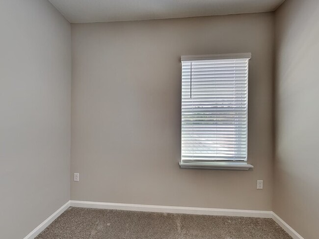 Building Photo - 637 Bayhawk St