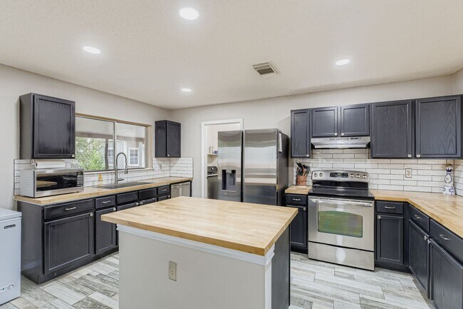 Building Photo - Short Term Rental! Stunning 3 bedroom home...