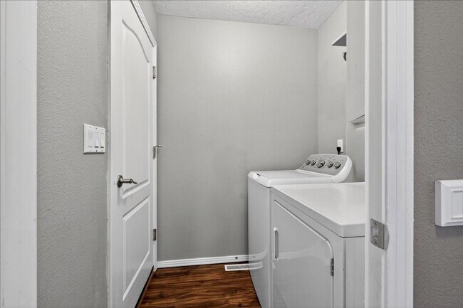 Building Photo - GREAT LOCATION - 3bd/2ba Home w/Room to Park Your Toys!