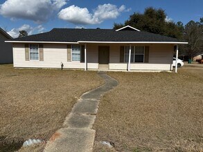 Building Photo - Warm and inviting single-story home, perfect for comfortable living.