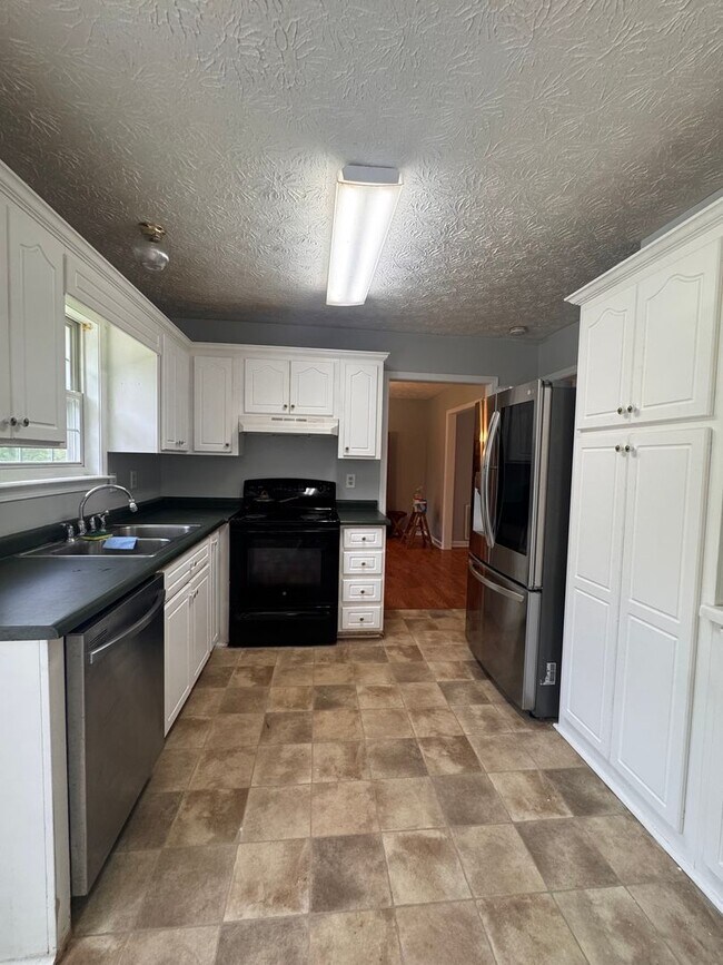 Building Photo - Beautiful 3BR Home for Rent in Toccoa, GA with Fenced Yard & 2-Car Garage