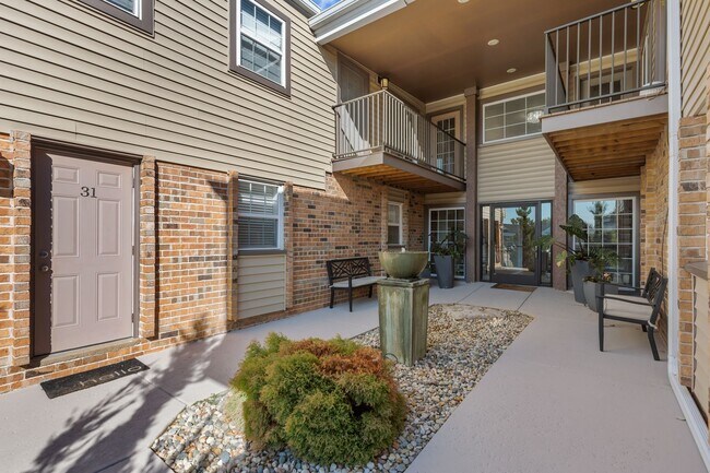 Building Photo - Heart of Webster Groves! *** Large One Bed...