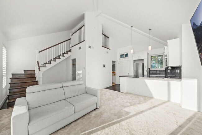 Building Photo - Coastal Corner Loft, Quiet, Bright & Stylish