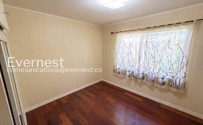Building Photo - 4 Bed/3 Bath Home with Fenced Yard & Garage / Available Now!