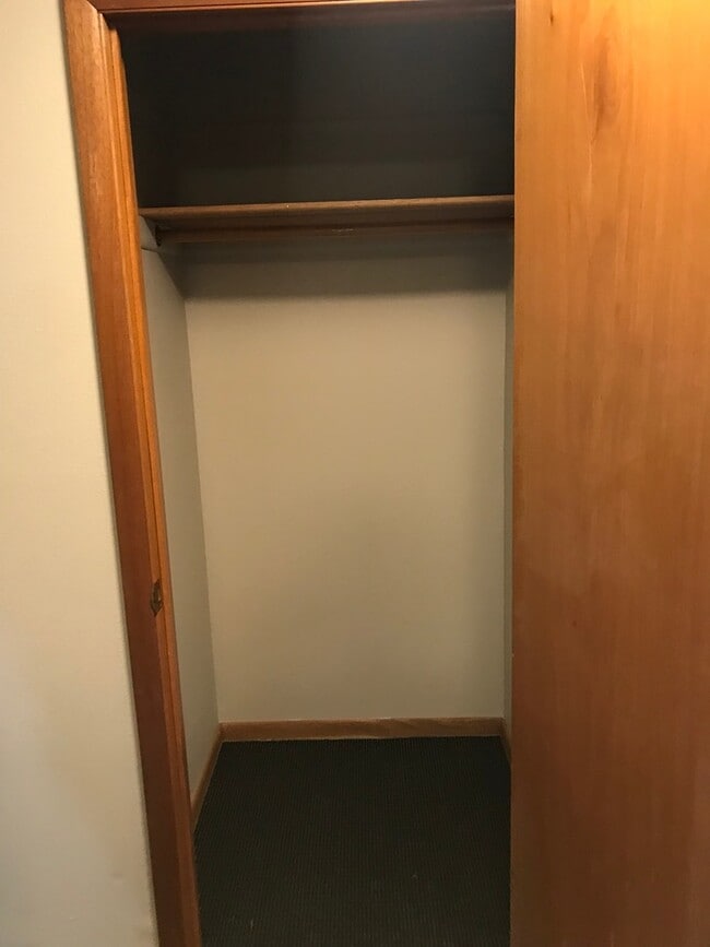 Building Photo - Large 5 bed 3 bath family home with two separate kitchens! Close to Augustana!