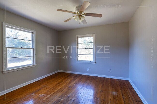 Building Photo - **Reduced Price** Adorable 3 Bedroom/1 Bat...
