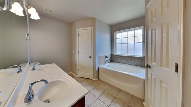 Building Photo - Very Nice 3 Bedroom 2 Bath Home in Mustang Schools