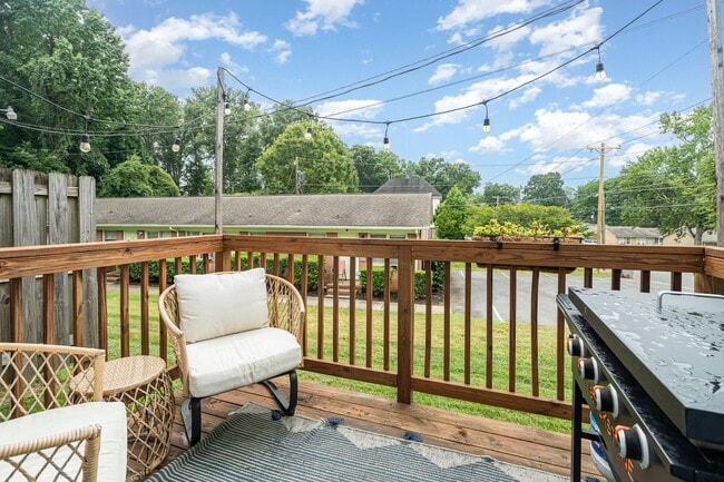 Building Photo - Charming 3-Bedroom Townhome Close to Every...