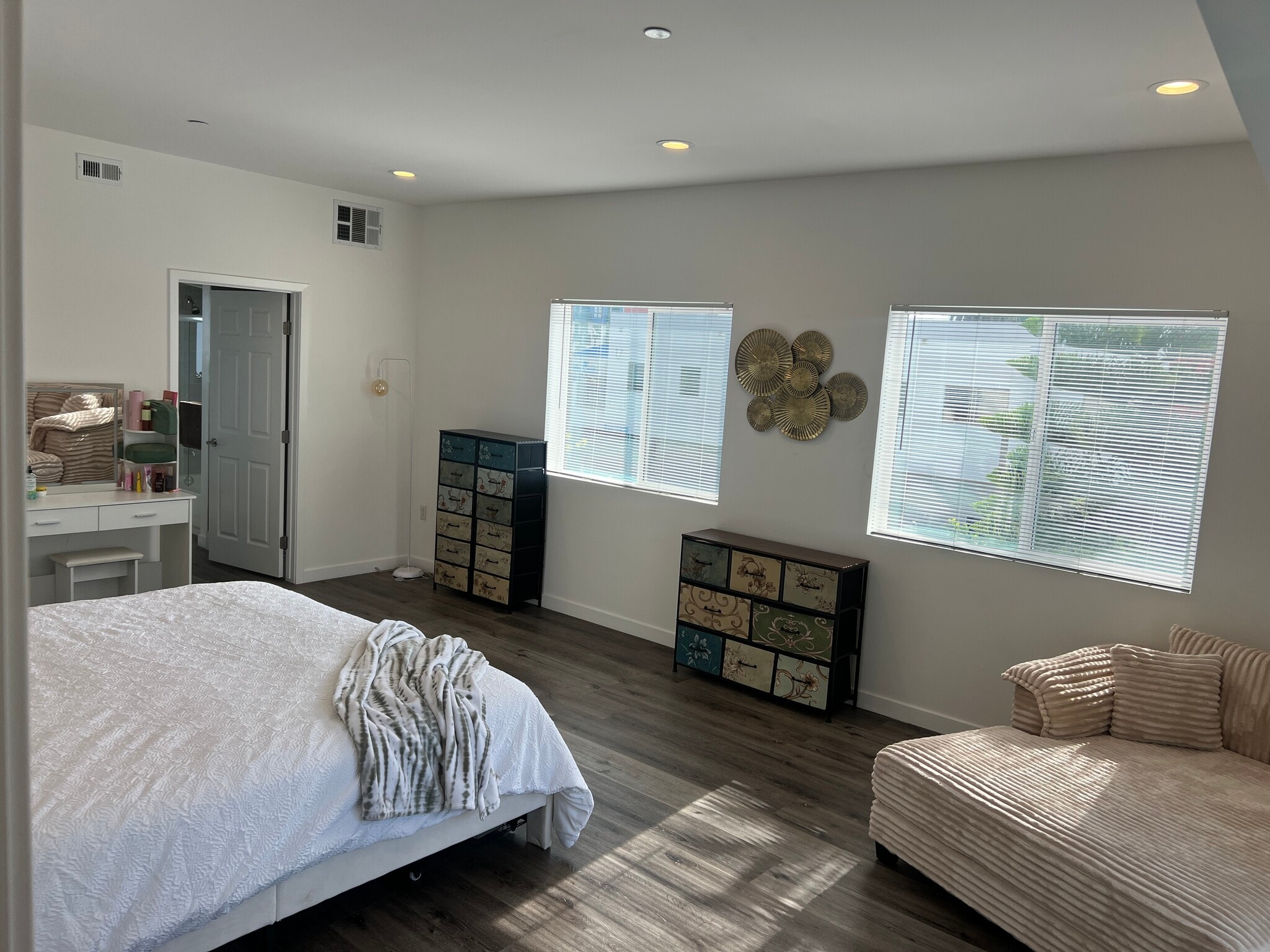 Building Photo - 1121 1/2 N Berendo St