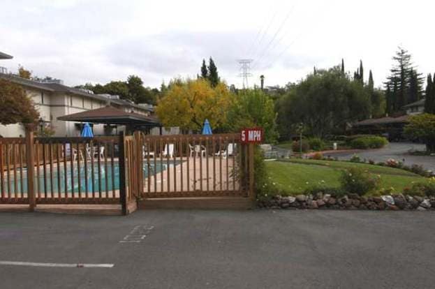 Building Photo - 1006 San Souci