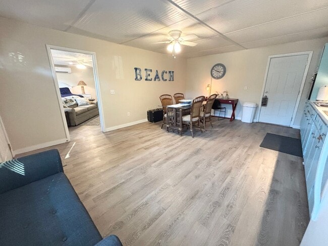 Building Photo - CALLING ALL SNOWBIRDS! Fully furnished apartment!