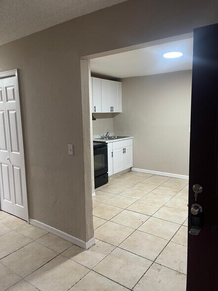 Building Photo - 2909 E 25th Ave