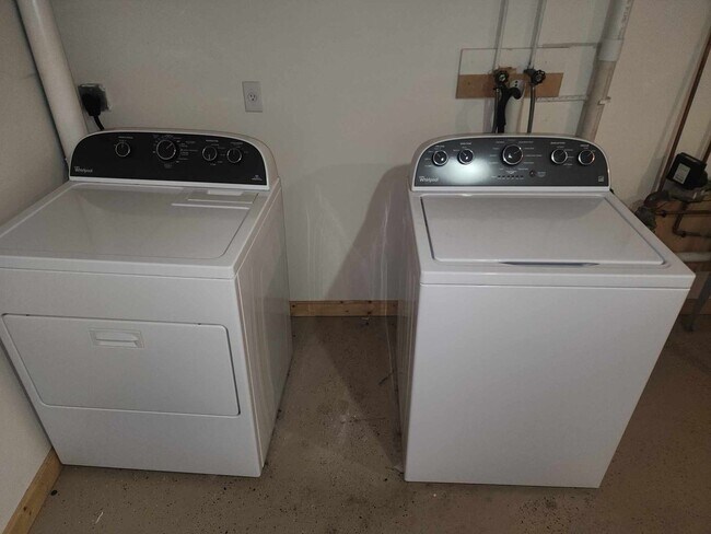 Building Photo - Spacious Three Bedroom!