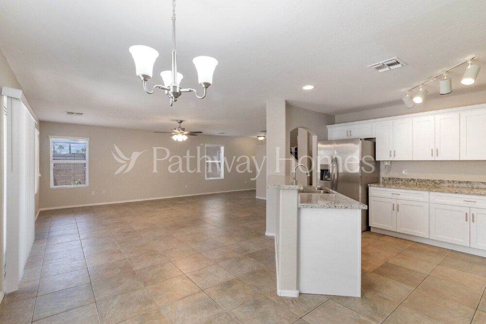 Building Photo - 31420 N Shale Dr