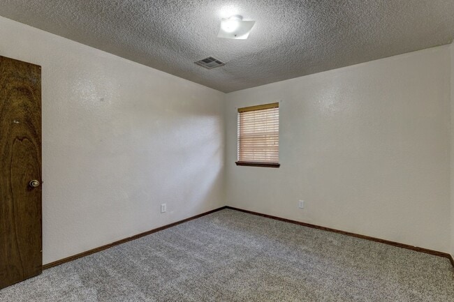 Building Photo - 4 bed, 2 bath home in Edmond
