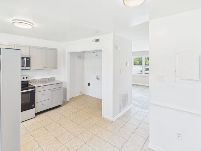 Building Photo - 2305 Poplar St