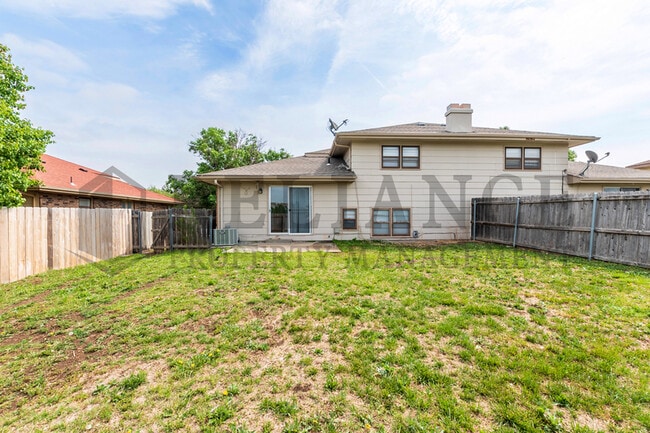 Building Photo - 2241 S White Oak Dr