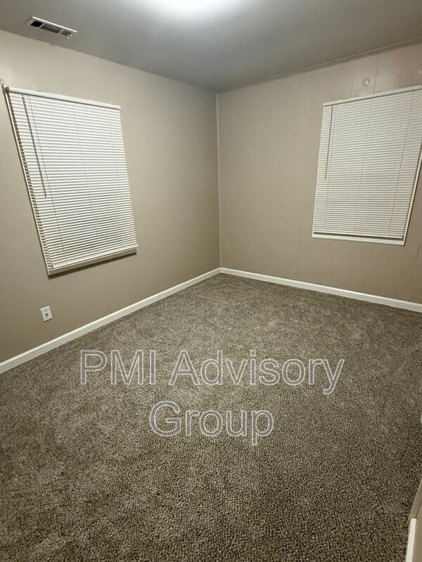 Building Photo - 3365 SE Girard St