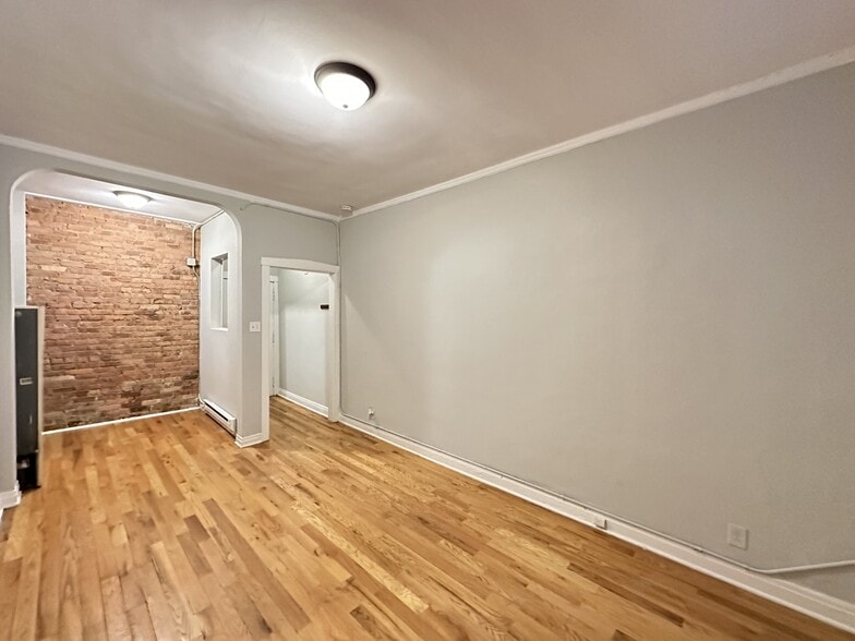 Building Photo - 515 W Melrose St