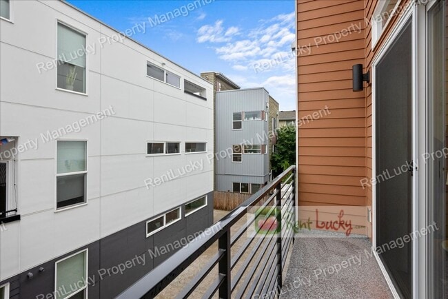 Building Photo - Like-New 2-Bedroom Townhome in Seattle w/R...