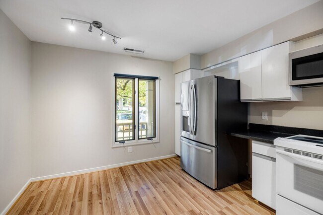 Building Photo - 9154 Lakeland Dr