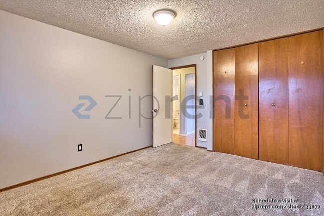 Building Photo - 3300 NE Robin Ct