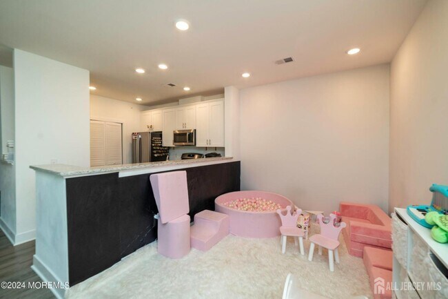 Building Photo - 936 Vanderbergh Blvd