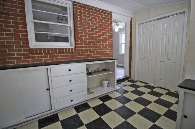 Building Photo - 2807 Holt Dr