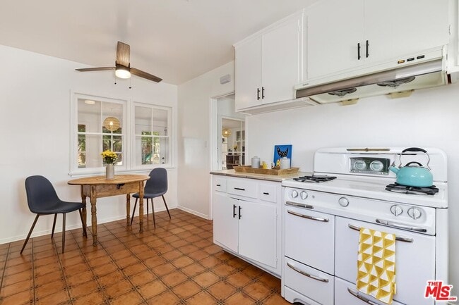 Building Photo - 7236 Encino Ave