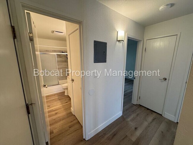 Building Photo - 400 S Saliman Rd