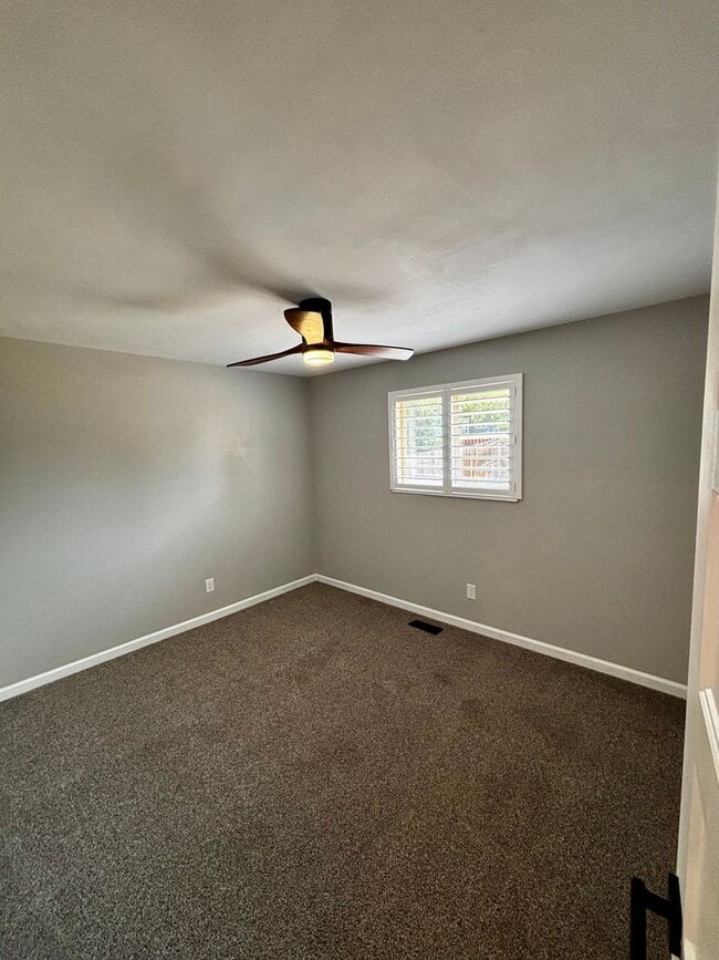 Building Photo - Stunning 5 Bedroom in the Coveted Kipling ...