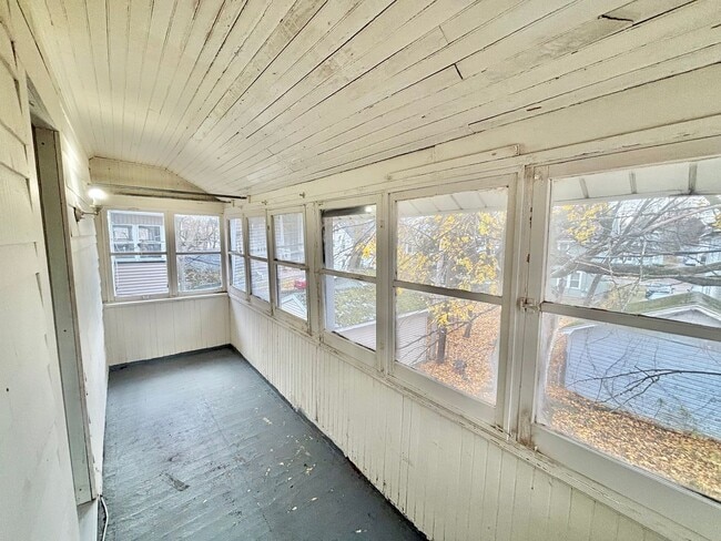 Building Photo - Spacious 3bd House | Driveway | Enclosed Porch