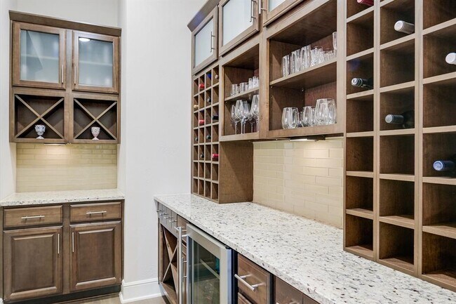 Building Photo - 112 Bisset Ct
