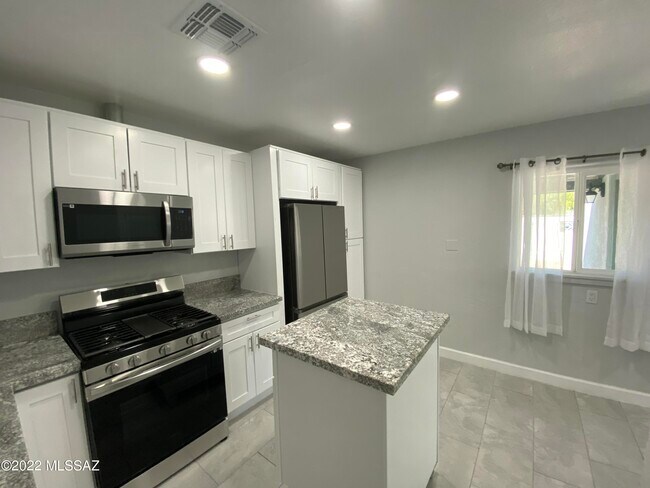 Building Photo - 714 N Belvedere Ave