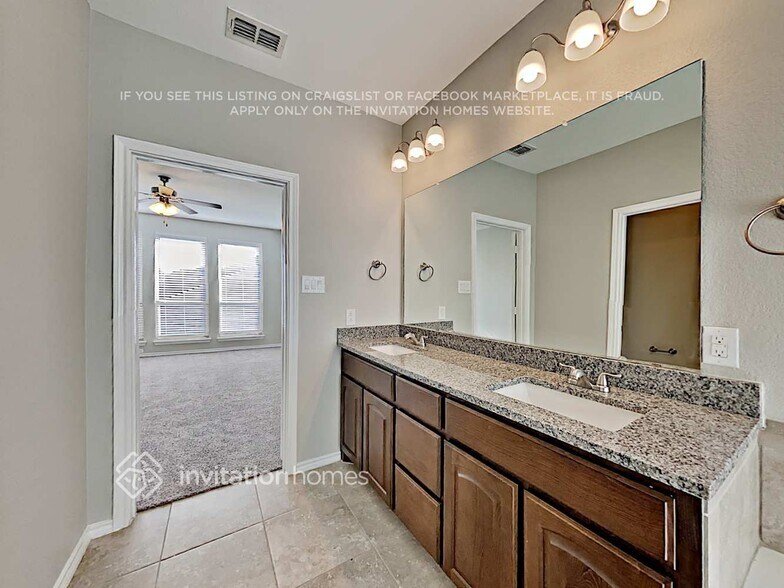 Building Photo - 15704 Barton Ridge Dr