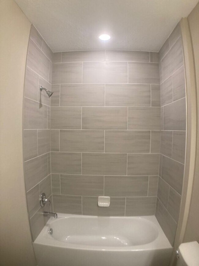 Building Photo - Stylish & Low-Maintenance Living in Oakleaf Community