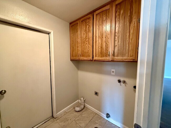 Building Photo - Single story home with vaulted ceilings!