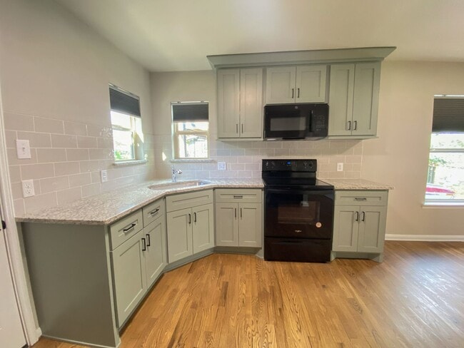 Building Photo - Super Cute, Newly Remodeled, 2bd/1bth hous...