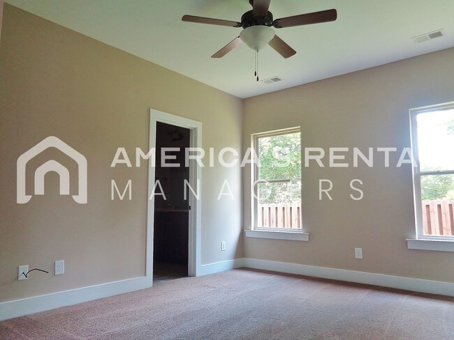 Building Photo - Home in Tuscaloosa..... Available to View Now!!!