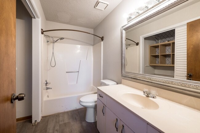 Building Photo - 2 bedroom 1.5 bath Duplex Close to the Beach