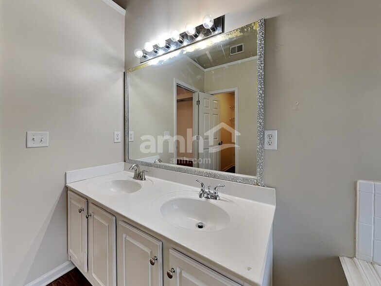 Building Photo - 550 Brook Hollow Dr