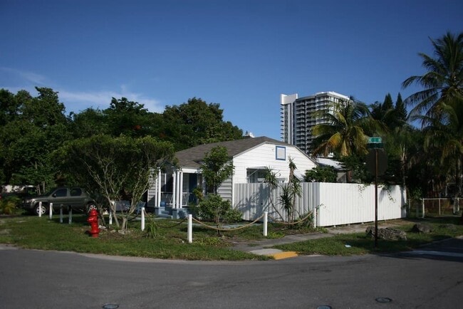 Primary Photo - 100 NE 5th St