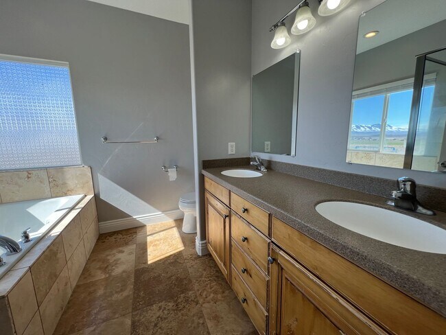 Building Photo - Beautiful Stockton Home with Stunning Mountain and Valley Views