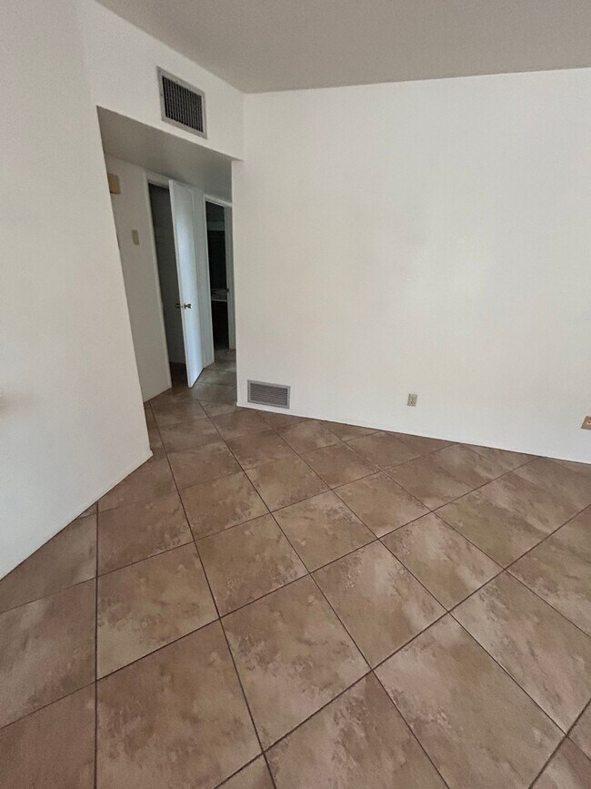 Building Photo - 2 bedroom 1 bath unit with laundry room, enclosed yard and carport.