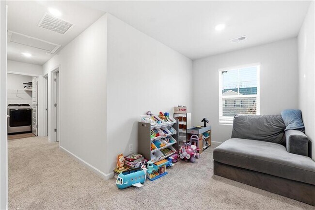 Building Photo - 265 Lauritsen Way