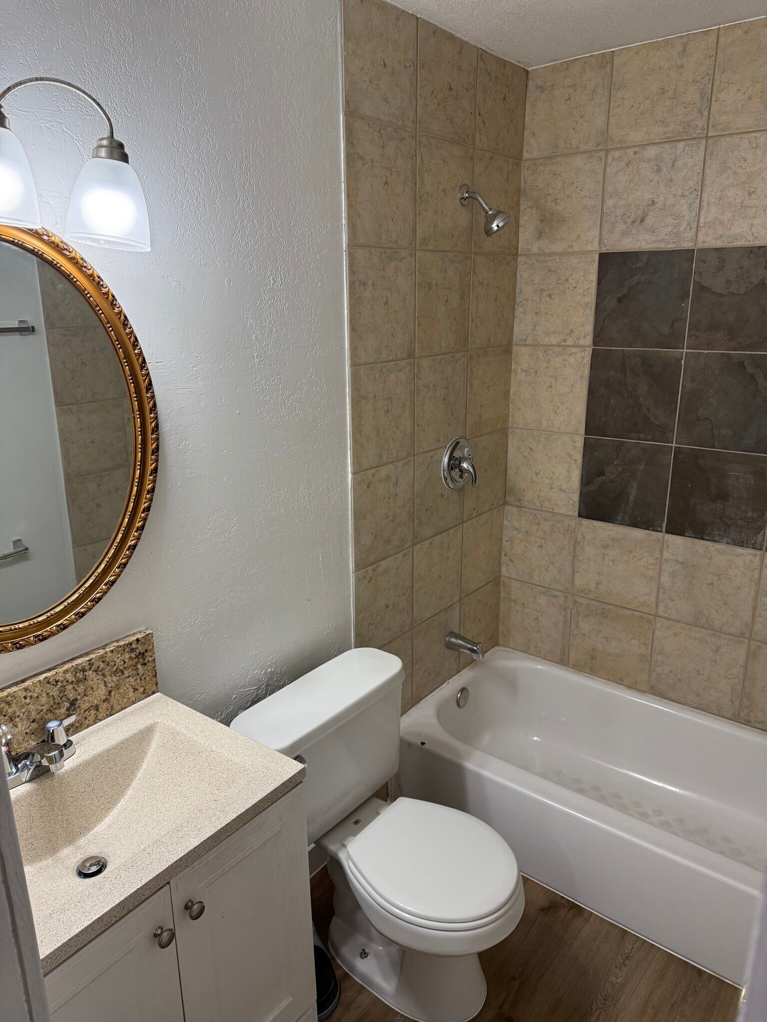 Building Photo - 2116 N Riverside Dr