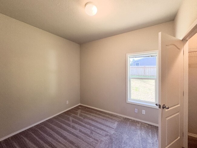Building Photo - Charming 3-Bedroom Home in Quiet Gig Harbo...