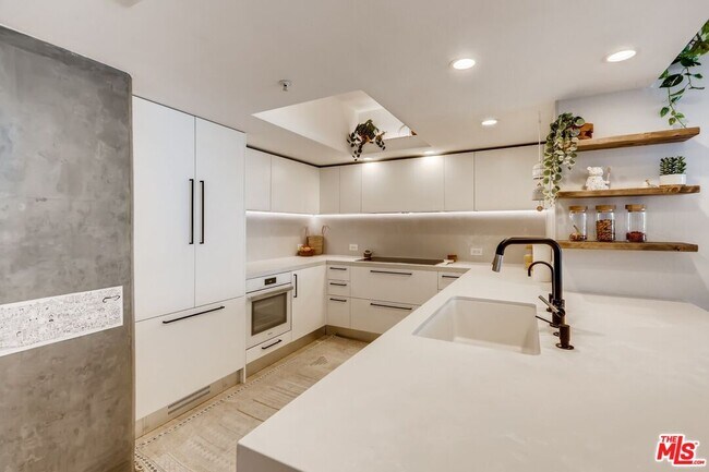 Building Photo - 13700 Marina Pointe Dr