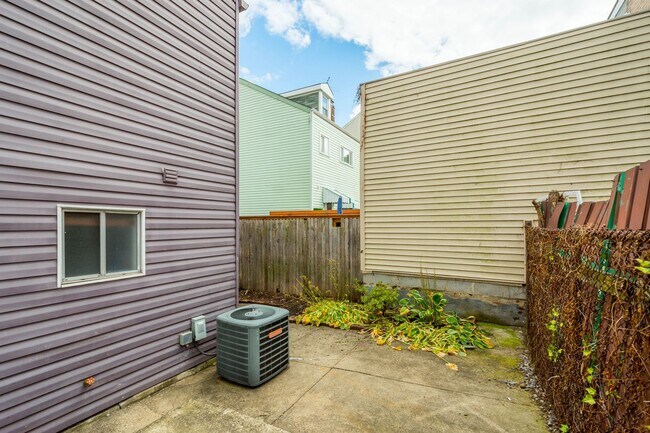 Building Photo - Beautifully Renovated 3 bed, 3 bath Home in the Southside Flats