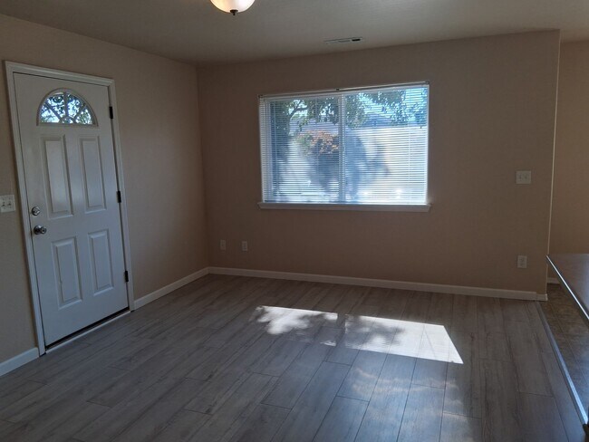 Building Photo - Clean and Updated 2 Bed, 2 Bath Upstairs Apartment in East Medford